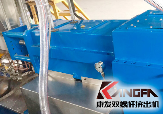 康發(fā)揚(yáng)州客戶(hù)選購(gòu)的JSH-K系列75高扭水環(huán)切粒雙螺桿擠出機(jī)開(kāi)機(jī)