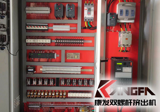 JSH-K超高速高扭低速高扭系列K75機(jī)型雙螺桿擠出機(jī)機(jī)筒內(nèi)徑73mm、主機(jī)功率280-450KW、參考產(chǎn)量達(dá)600-1500KG/H。