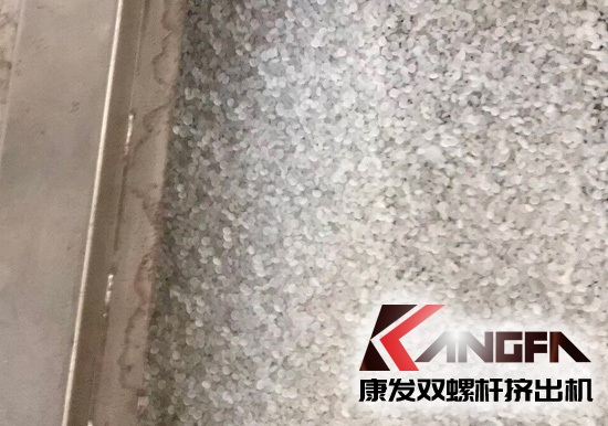 康發(fā)揚(yáng)州客戶(hù)選購(gòu)的JSH-K系列75高扭水環(huán)切粒雙螺桿擠出機(jī)開(kāi)機(jī)