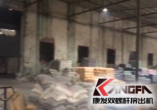 康發(fā)多年老客戶雙螺桿擠出機(jī)車間一角，有序生產(chǎn)，業(yè)務(wù)紅火！