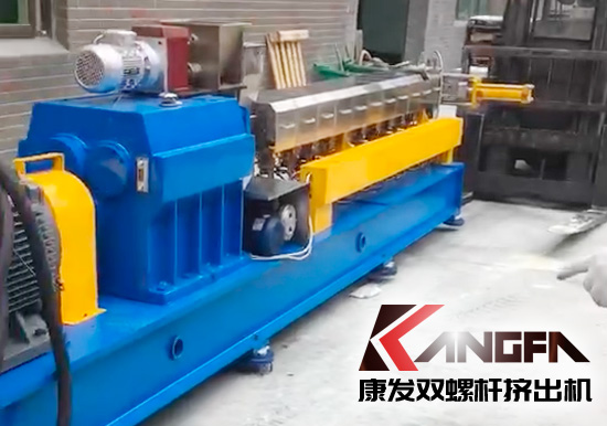 JSH標(biāo)準(zhǔn)化全新雙螺桿擠出造粒機(jī)組系列進(jìn)入客戶車(chē)間