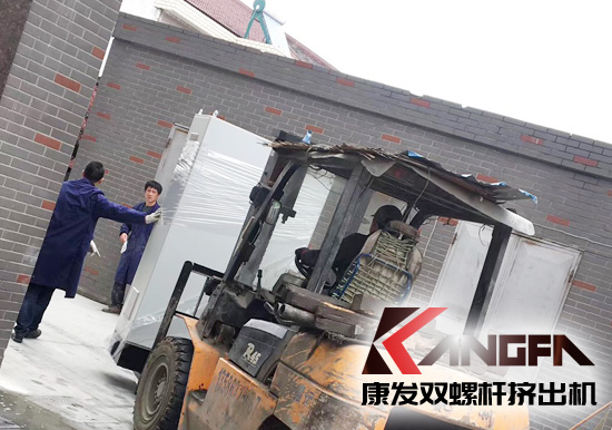 JSH標(biāo)準(zhǔn)化全新雙螺桿擠出造粒機(jī)組系列控制柜進(jìn)入客戶車(chē)間