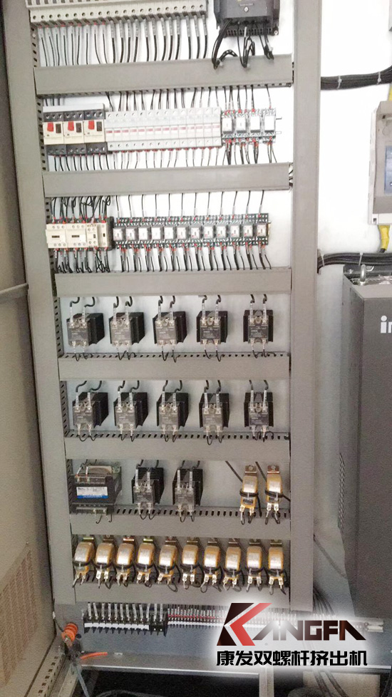 康發(fā)雙螺桿擠出機調試設備