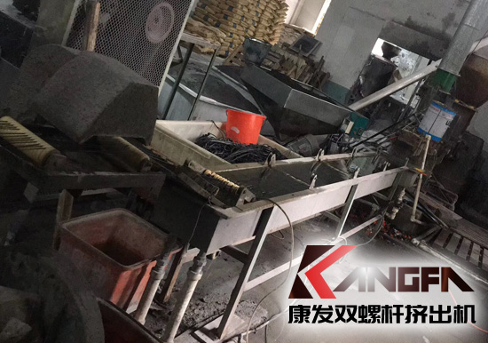 生產(chǎn)使用時(shí)間超十五年老設(shè)備sjsh系列雙螺桿擠出機(jī)完成了它的使命，正式走下舞臺(tái)