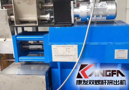 目前業(yè)內(nèi)雙螺桿擠出機是由截面相同但加工時錯開一定角度的一組塊組成。