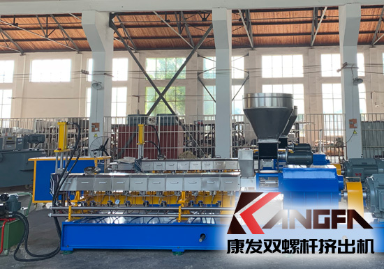 雙螺桿擠出機(jī)生產(chǎn)制造百分之三十長(zhǎng)纖增強(qiáng)尼龍六熱膨脹系數(shù)與金屬材料相當(dāng)，在機(jī)械工程配件、汽車、航空、體育器材領(lǐng)域應(yīng)用更加廣泛。