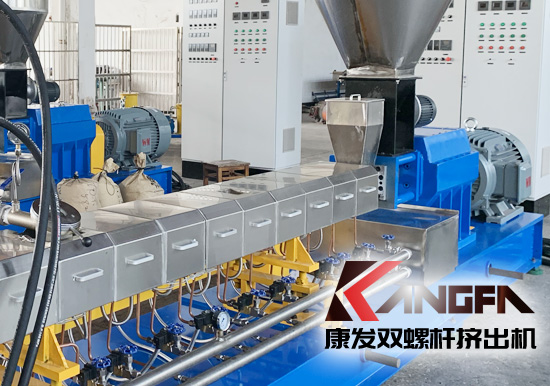 雙螺桿擠出機及擠出段螺棱表面金屬材料和機筒內(nèi)壁表面金屬之間的“接觸磨損”，我們也可以稱之為“匹配磨損”。相同金屬材質(zhì)之間的“接觸磨損”，在機筒和螺桿均采用滲氮鋼的材料制造，而且經(jīng)過相同的氮化處理工藝手段，其量化的“匹配磨損速率”顯然不容樂觀。