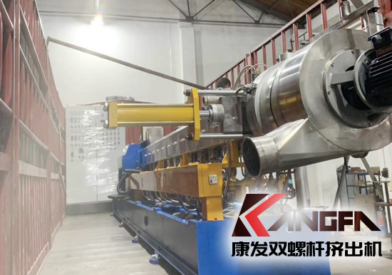 何為雙螺桿擠出機反應擠出？反應擠出是連續(xù)地將單體進行聚合以及對現(xiàn)有聚合物進行改性的工藝方法。是將傳統(tǒng)上分開操作的聚合物合成、改性及加工成型等聯(lián)合為一個整體工藝過程。