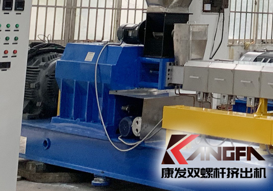 各種各樣的節(jié)能新技術(shù)已經(jīng)應(yīng)用于擠出技術(shù)的各方面，從擠出機(jī)本身的螺桿結(jié)構(gòu)改進(jìn)，再到新型驅(qū)動(dòng)式電機(jī)應(yīng)用以及各種新型加熱方式技術(shù)的應(yīng)用，都在推動(dòng)PET雙螺桿擠出機(jī)行業(yè)向著更加節(jié)能降耗、高產(chǎn)高效的方向發(fā)展。