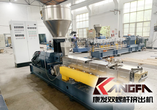 提升行業(yè)競爭力、進(jìn)一步開拓和擴(kuò)大康發(fā)雙螺桿擠出機(jī)設(shè)備出口市場。圖為康發(fā)出口東南亞國家JSH-52標(biāo)準(zhǔn)化雙螺桿擠出機(jī)設(shè)備。設(shè)備長徑比28-56， 主電機(jī)功率 （37-55kw）， 螺桿轉(zhuǎn)速 (300-600rpm) ，最大扭矩 （2*1100N.m）， 參考產(chǎn)量 （100-400kg/h）。
