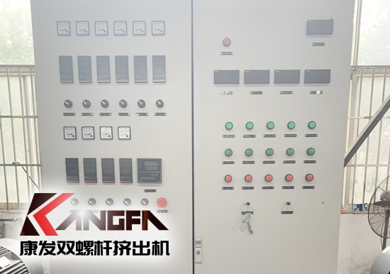 使用雙螺桿擠出機機械設(shè)備應(yīng)嚴格參照使用說明書要求使用，務(wù)必切記電源等安全問題，如果使用過程中還有其他問題，歡迎隨時撥打康發(fā)雙螺桿擠出機廠家服務(wù)電話13905153410，謝謝！