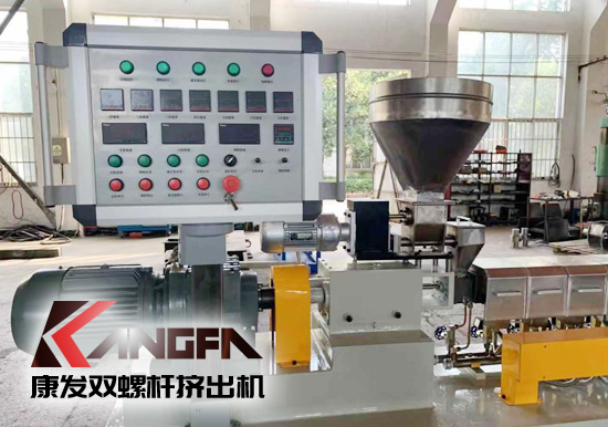 學(xué)校及實(shí)驗(yàn)室用康發(fā)20型雙螺桿擠出機(jī)。該機(jī)型適用于學(xué)校及企事業(yè)單位高分子聚合物合成，混煉，配方研發(fā)，擠出造粒，配合其他試驗(yàn)儀器一起使用！康發(fā)20型雙螺桿擠出機(jī)好用、實(shí)用、價(jià)又實(shí)！暢銷高校及企業(yè)試驗(yàn)室！