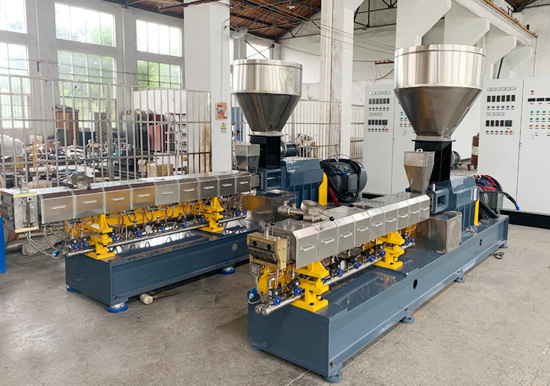 雙螺桿擠出機(jī)上下游：車(chē)用塑料向低成本、高強(qiáng)度、高沖擊性能、可回收及降解等復(fù)合材料及塑料合金方向發(fā)展