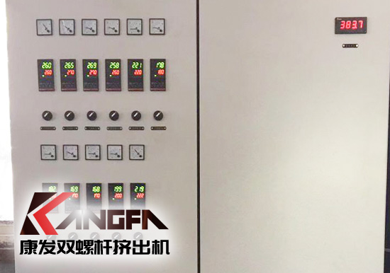 標(biāo)準(zhǔn)化全新雙螺桿擠出造粒機(jī)組滿負(fù)荷運(yùn)轉(zhuǎn)，擠出的可靠運(yùn)行、滿足多樣工藝要求