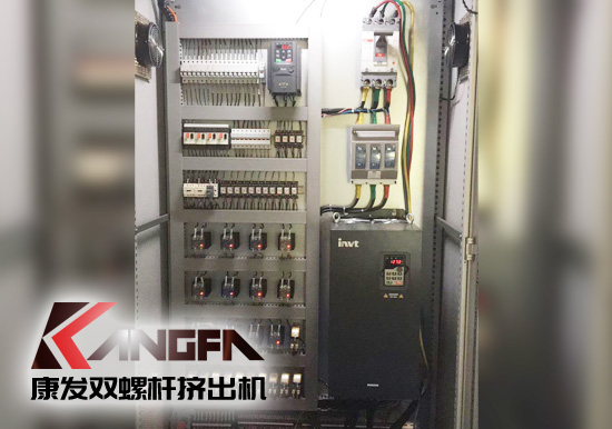 標(biāo)準(zhǔn)化全新雙螺桿擠出造粒機(jī)組非?？煽坑行У脑O(shè)計理念，保證了擠出的可靠運(yùn)行。高扭矩專用驅(qū)動系統(tǒng)，齒、軸為高強(qiáng)度合金鋼，滲碳、磨齒處理。