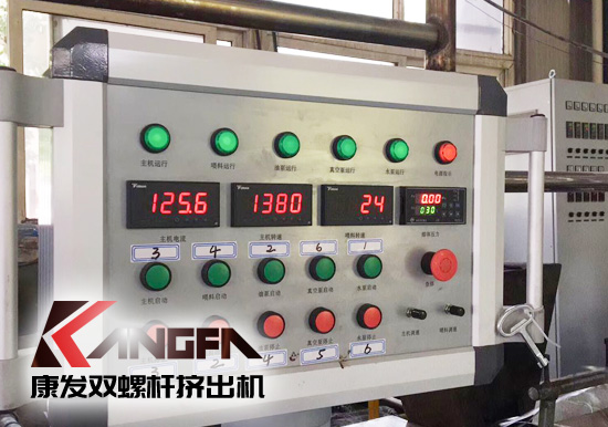 標(biāo)準(zhǔn)化全新雙螺桿擠出造粒機(jī)組滿負(fù)荷運(yùn)轉(zhuǎn)，擠出的可靠運(yùn)行、滿足多樣工藝要求