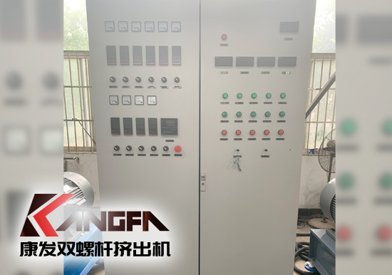 雙螺桿擠出設(shè)備主要運(yùn)用于pvc、rpvc等塑料材質(zhì)物體，擠出、造粒等，下文就擠出設(shè)備自我保護(hù)裝置做一些簡(jiǎn)單介紹。 