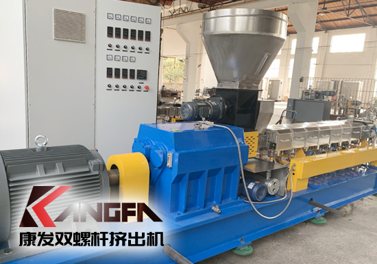 一批次標(biāo)準(zhǔn)化全新雙螺桿擠出機(jī)設(shè)備正進(jìn)入緊密安裝調(diào)試階段，出廠在即