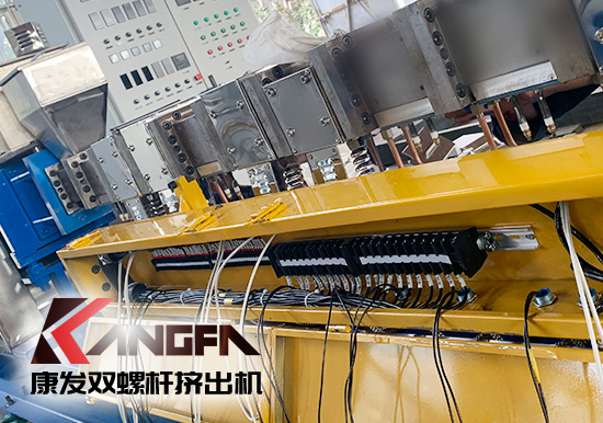 近日康發(fā)車間進(jìn)入緊張的設(shè)備調(diào)試階段，各崗位嚴(yán)陣待命，緊張作業(yè)，確保質(zhì)量，一批次標(biāo)準(zhǔn)化全新雙螺桿擠出機(jī)設(shè)備正進(jìn)入緊密安裝調(diào)試階段，出廠在即、交付用戶！確保用戶早日正式投產(chǎn)！