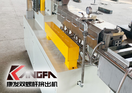 塑料廠實(shí)驗(yàn)室研究專用康發(fā)20型雙螺桿擠出造粒機(jī)組設(shè)備，機(jī)筒內(nèi)徑 20mm/長徑比 28-48/主電機(jī)功率 5.5kw/螺桿轉(zhuǎn)速 100rpm/參考產(chǎn)量 5-20kg/h。