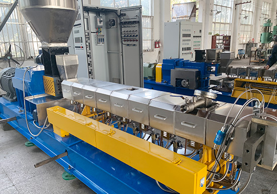 新一代65B型康發(fā)JSH標(biāo)準(zhǔn)化全新雙螺桿擠出造粒機組系列、品質(zhì)控制柜、真空系統(tǒng)等展示