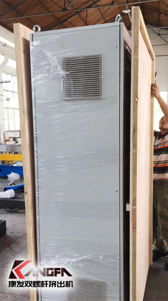 馬里共和國(guó)——西非內(nèi)陸國(guó)家！康發(fā)雙螺桿擠出機(jī)隨著我國(guó)實(shí)施“走出去”戰(zhàn)略的不斷深入發(fā)展，坐標(biāo)非洲馬里共和國(guó)——PET設(shè)備裝箱打包發(fā)出！