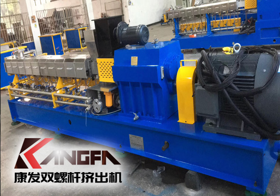 南京的秋天總是轉(zhuǎn)瞬即逝,轉(zhuǎn)眼寒冬來臨！南京康發(fā)雙螺桿擠出機與客戶成功合作的好消息頻頻不斷，經(jīng)過我司全體員工的辛勤努力，此次標準型雙螺桿擠出機設備生產(chǎn)項目按時保質(zhì)保量地完成了生產(chǎn)，并按照相關規(guī)定完成了裝車、實現(xiàn)了順利發(fā)貨。