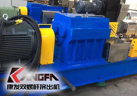 康發(fā)雙螺桿擠出機與客戶成功合作的好消息頻頻不斷！全廠員工按時保質(zhì)保量地完成了生產(chǎn)！