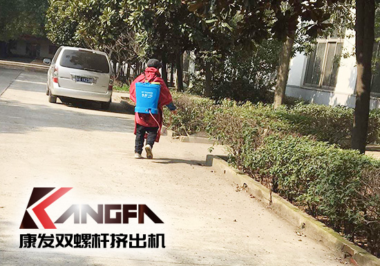 戰(zhàn)疫情、防風(fēng)險(xiǎn)、保安全！康發(fā)雙螺桿擠出機(jī)復(fù)工在即，全廠實(shí)現(xiàn)全方位消毒！