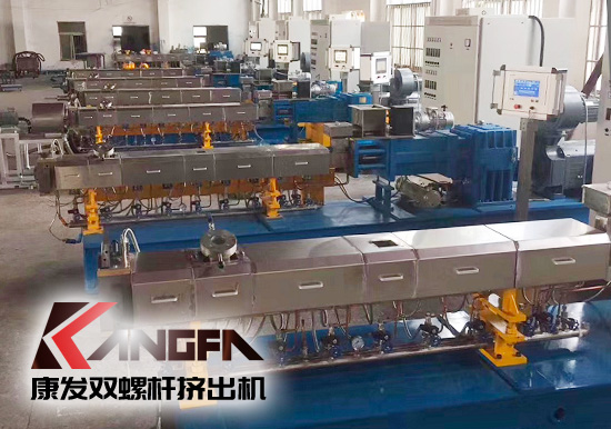 同向雙螺桿擠出機(jī)顯著的特點(diǎn)——螺桿及組合式機(jī)筒均基于“積木式”的組合設(shè)計(jì)。 