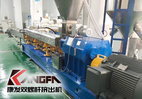 南京康發(fā)同向旋轉(zhuǎn)雙螺桿擠出機(jī)，廣泛用于成型制品擠出，也可應(yīng)用于聚合物的物理改性（共混、填充、纖維增強(qiáng)、配料、混煉）。