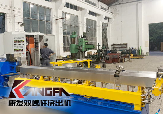 螺桿轉(zhuǎn)速、壓縮比、電熱溫度設(shè)定、長(zhǎng)徑比、背壓等影響雙螺桿擠出機(jī)設(shè)備塑化品質(zhì)的主要因素