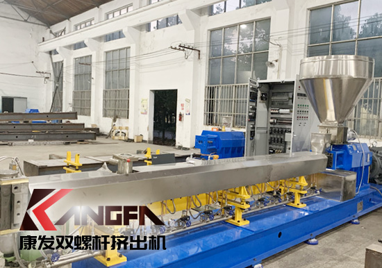 雙螺桿擠出機(jī)對于護(hù)套擠出來講，護(hù)套擠出主要作用在于烘干纜芯，防止由于潮氣（或繞包墊層的濕氣）的作用，造成護(hù)套中出現(xiàn)氣孔的可能。