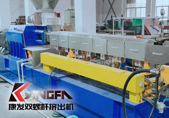 為馳援醫(yī)用防護原料一線生產(chǎn)，康發(fā)橡塑成功縮短交付日期，熔噴料雙螺桿擠出機生產(chǎn)線設(shè)備實現(xiàn)交付！