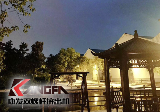 看華燈初上...一排排燈火通明車間，碧藍(lán)的鐵屑，炫目的電焊弧光，金屬的撞擊聲...原來(lái)的廠區(qū)的夜景是如此的美麗！