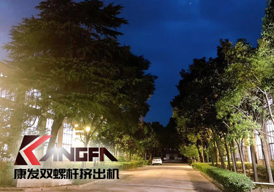 花園式廠區(qū)、綠樹(shù)成蔭、鳥(niǎo)語(yǔ)花香。原來(lái)的廠區(qū)的夜景是如此的美麗！