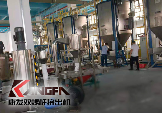 全過程自動(dòng)化雙螺桿擠出機(jī)生產(chǎn)線！機(jī)械手可以大幅減少工人、提升效率、拉低成本、提高產(chǎn)品品質(zhì)、提升工廠形象、安全性優(yōu)。