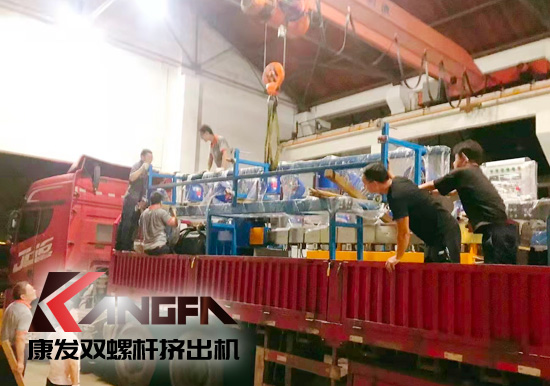 總裝車(chē)間：眾志成城齊奮戰(zhàn) 全力以赴保發(fā)貨 確保雙螺桿擠出機(jī)設(shè)備按期交付至顧客手中。