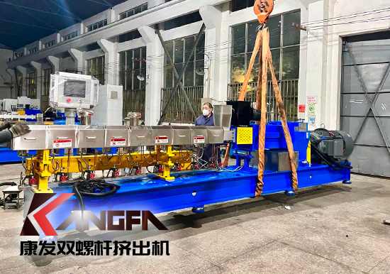 臨近年底，雙螺桿造粒機(jī)發(fā)貨忙,全力以赴為市場！