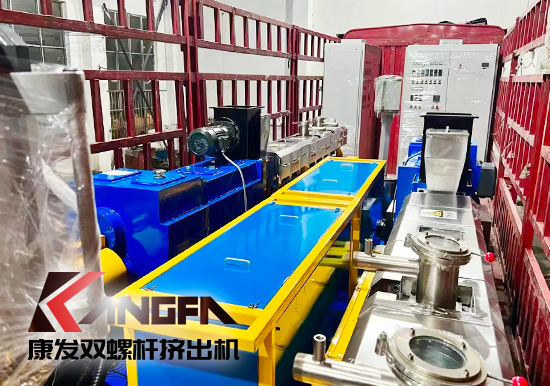 臨近年底，雙螺桿造粒機(jī)發(fā)貨忙,全力以赴為市場！