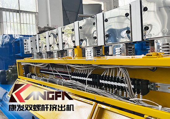 臨近年底，雙螺桿造粒機(jī)發(fā)貨忙,全力以赴為市場(chǎng)！