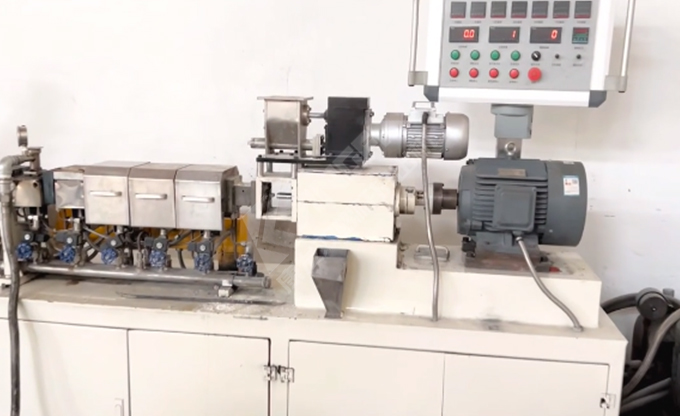康發(fā)雙螺桿造粒機小型試驗機又開始轉(zhuǎn)動啦！