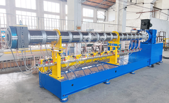 康發(fā)橡塑單螺桿擠出機(jī)組，包括主機(jī)一臺、水槽冷卻一套以及切粒機(jī)一套等，目前我司已調(diào)試完畢，整備發(fā)貨！