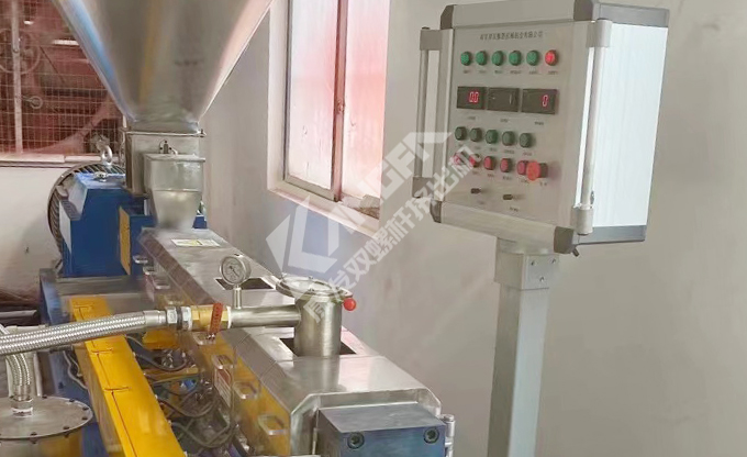 始于客戶需求，終于客戶滿意！康發(fā)雙螺桿造粒機(jī)設(shè)備調(diào)試！