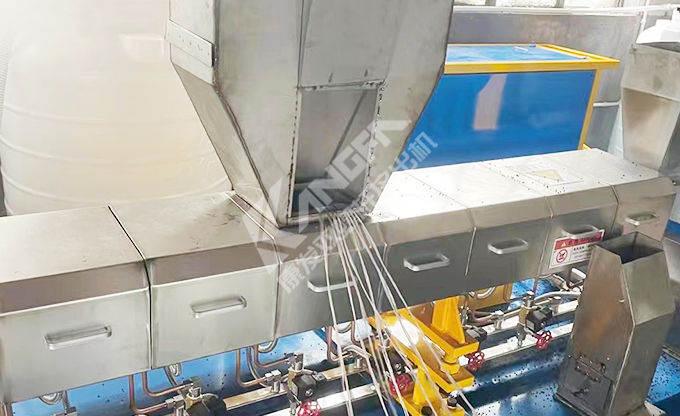 始于客戶需求，終于客戶滿意！康發(fā)雙螺桿造粒機(jī)設(shè)備調(diào)試！