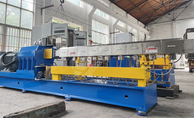 高扭矩、高精度，多種機(jī)型可供選擇——康發(fā)75雙螺桿擠出造粒設(shè)備