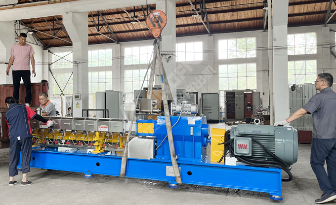 康發(fā)JSH-65雙螺桿造粒機組完成裝配與檢驗，裝車發(fā)往客戶項目場地。