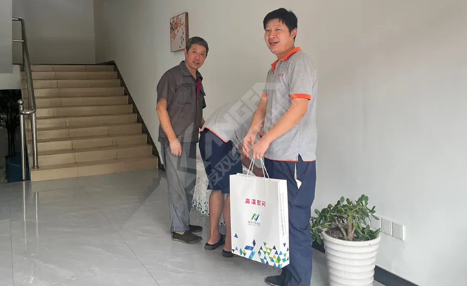 南京江北新區(qū)總工會深入康發(fā)雙螺桿造粒機一線開展“來高溫慰問”慰問活動！