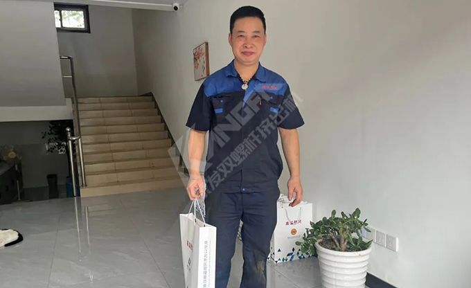 南京江北新區(qū)總工會深入康發(fā)雙螺桿造粒機一線開展“來高溫慰問”慰問活動！