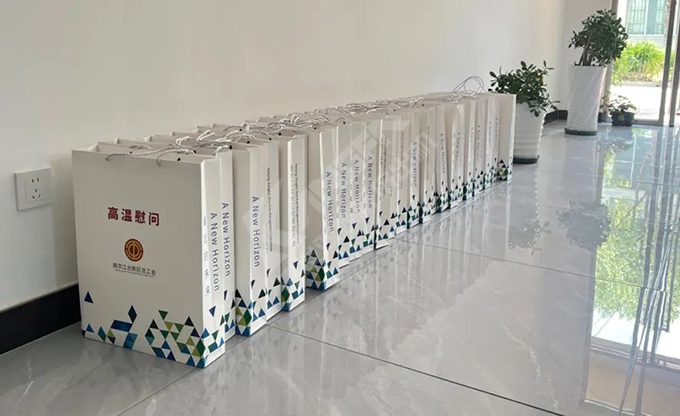 南京江北新區(qū)總工會深入康發(fā)雙螺桿造粒機一線開展“來高溫慰問”慰問活動！